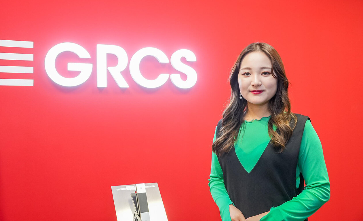 株式会社GRCS新卒採用担当の上山萌香